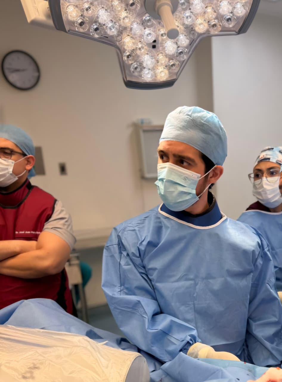 Dr. Eduardo Cornejo durante un procedimiento quirúrgico